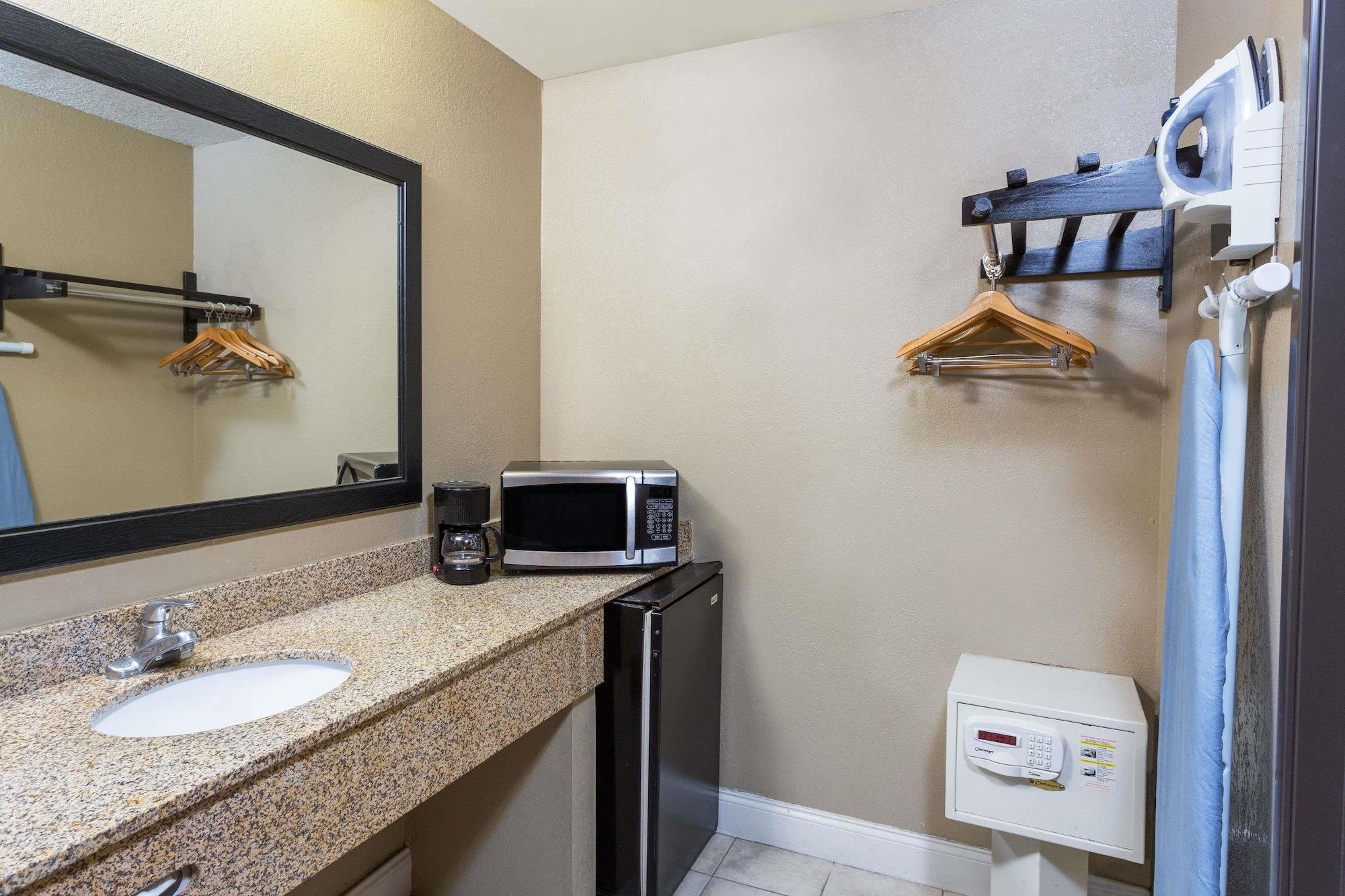 Howard Johnson By Wyndham National City/San Diego South Bagian luar foto