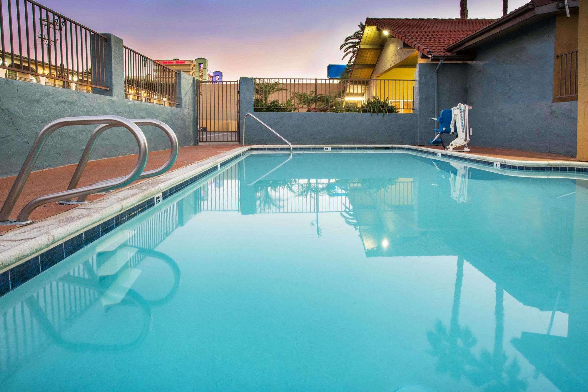 Howard Johnson By Wyndham National City/San Diego South Bagian luar foto